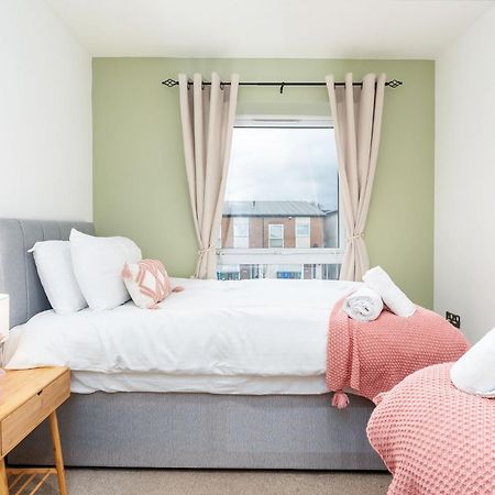 6 Guests - 3 Bedrooms - Free Wi-Fi - Manchester Bagian luar foto